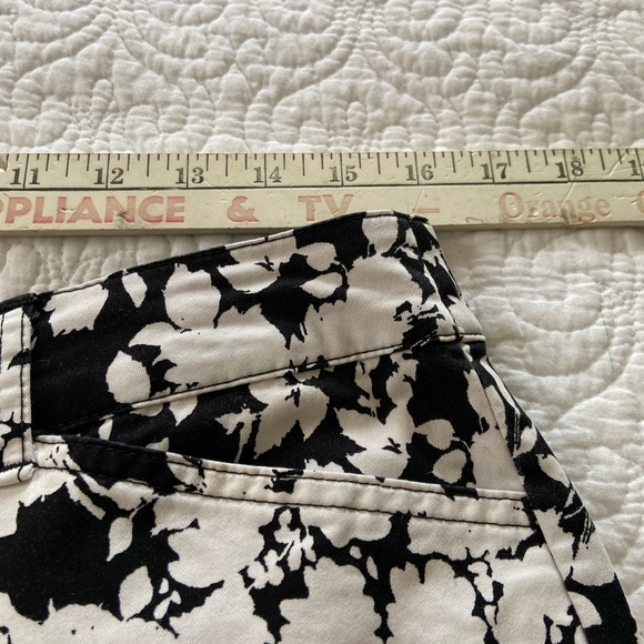 Croft & Barrow Floral Print Capris Black and White Pockets Size 12 - Picture 9 of 11